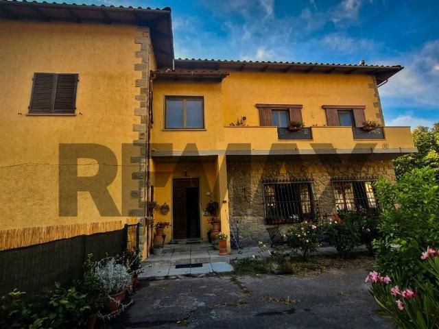 Villa Indipendente in vendita a Strada in Casentino, Castel San Niccolò