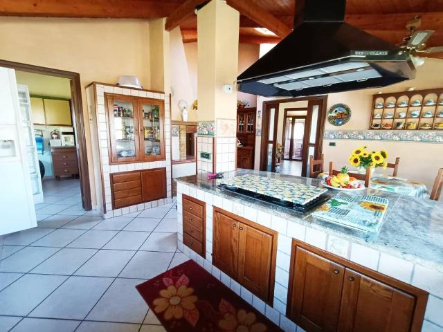 Villa Indipendente in vendita a Marina d'Ischitella, Castel Volturno