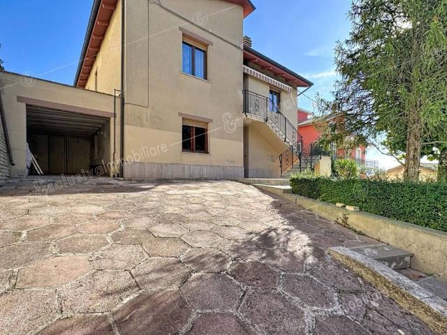 Villa Indipendente in vendita a Sant'Agostino, Marche