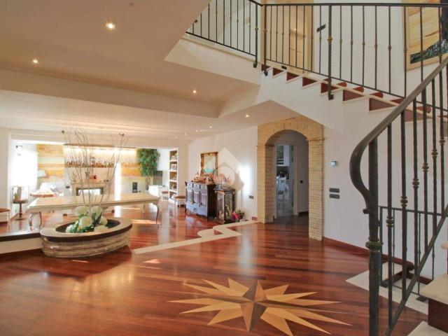 Villa Indipendente in vendita a Sant'Agostino, Marche
