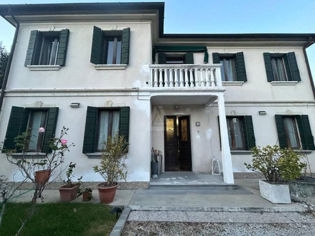 Villa Indipendente in vendita a Castelfranco Veneto, Veneto