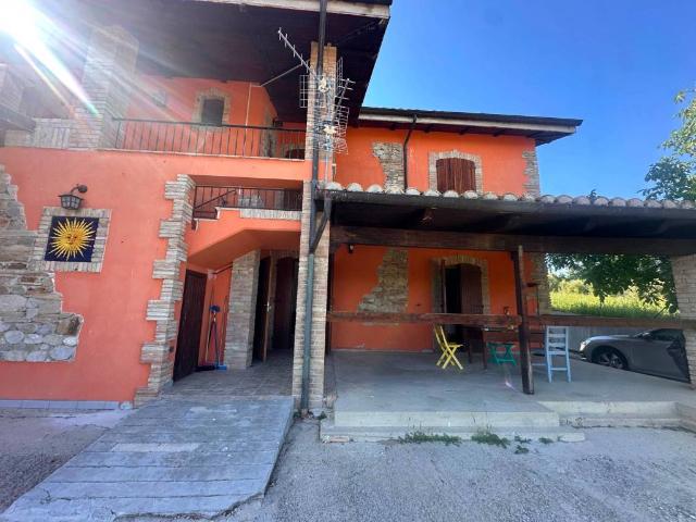 Villa Indipendente in vendita a Castellalto, Abruzzo