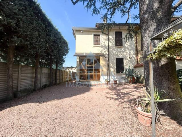 Villa Indipendente in vendita a Castegnate, Castellanza