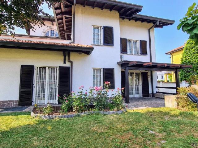 Villa Indipendente in vendita a Castegnate, Castellanza