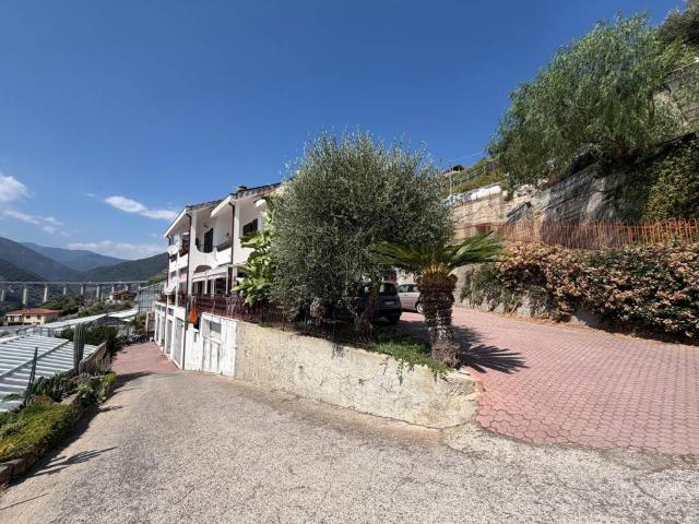 Villa Indipendente in vendita a Taggia, Castellaro
