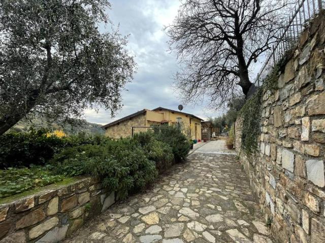 Villa Indipendente in vendita a Castellaro, Liguria
