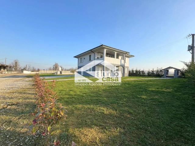 Villa Indipendente in vendita a Castelleone, Lombardia