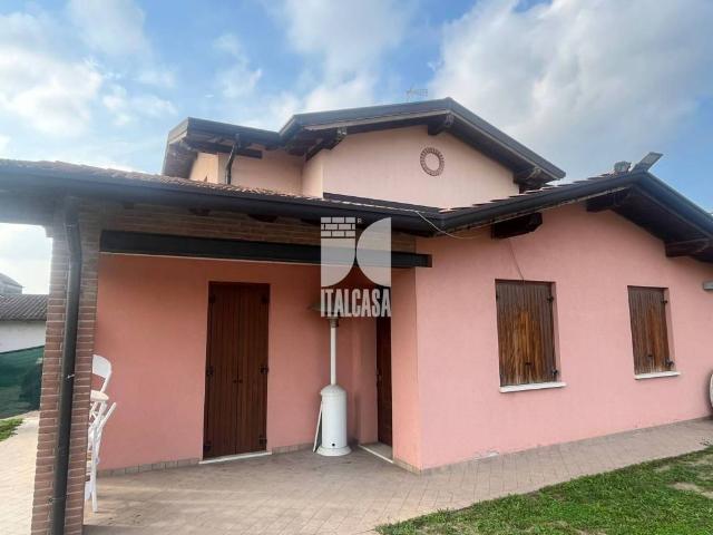 Villa Indipendente in vendita a Castellucchio, Lombardia