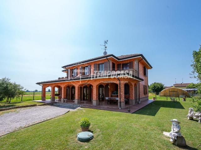 Villa Indipendente in vendita a Terra di Mezzo, Re