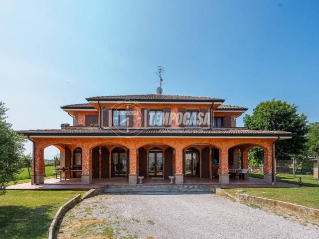 Villa Indipendente in vendita a Terra di Mezzo, Re