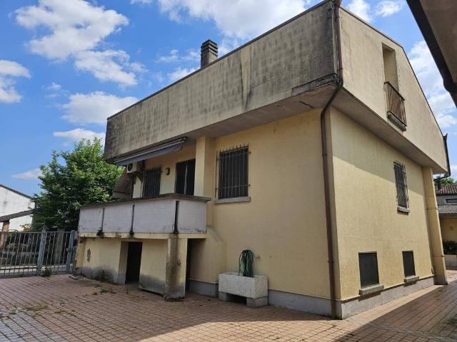 Villa Indipendente in vendita a Castelnuovo Bocca D'adda, Lombardia