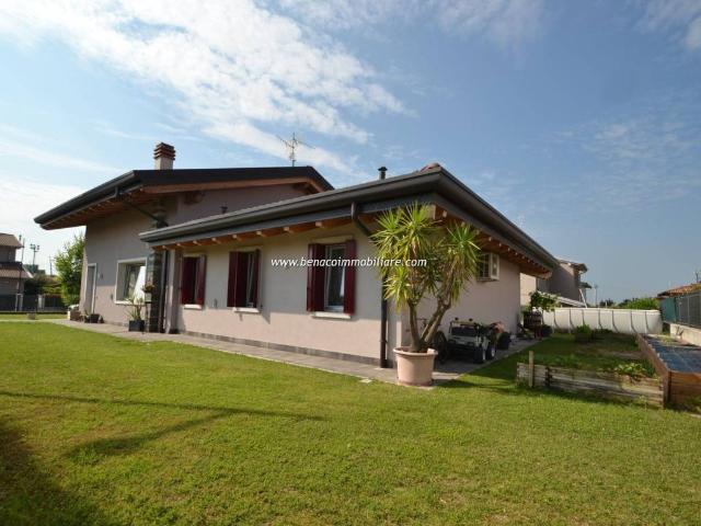 Villa Indipendente in vendita a Castelnuovo Del Garda, Veneto