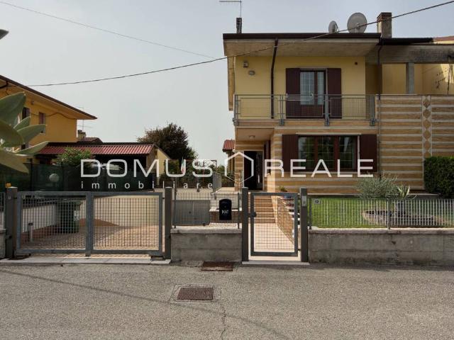 Villa Indipendente in vendita a Castelnuovo Del Garda, Veneto