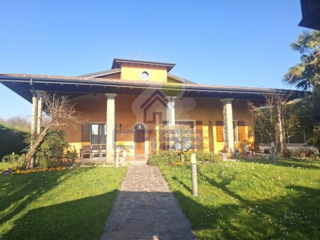 Villa Indipendente in vendita a Castelvetro Piacentino, Reggio Emilia