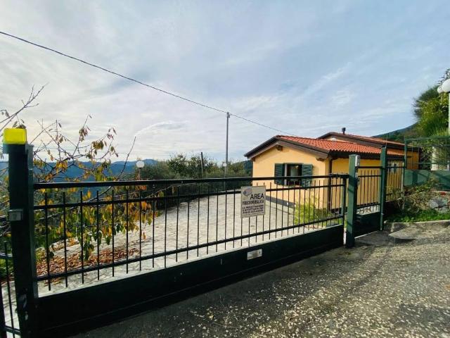 Villa Indipendente in vendita a Castiglione Chiavarese, Liguria