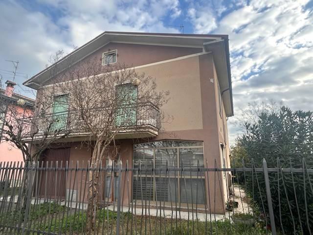 Villa Indipendente in vendita a Castiglione D'adda, Lombardia