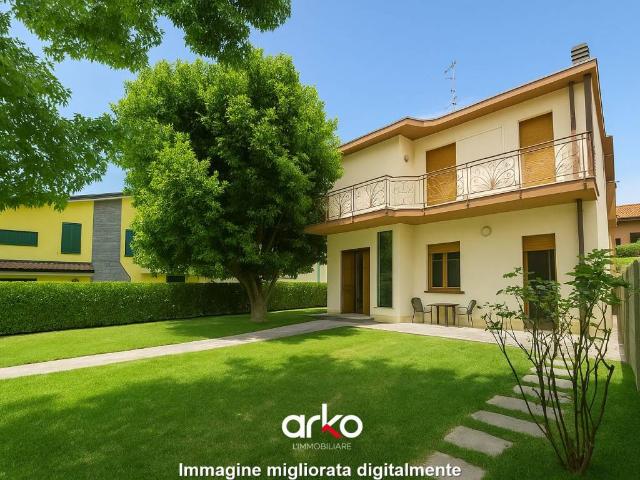 Villa Indipendente in vendita a Castiglione D'adda, Lombardia