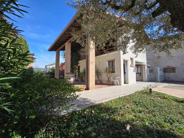 Villa Indipendente in vendita a Castiglione Delle Stiviere, Lombardia
