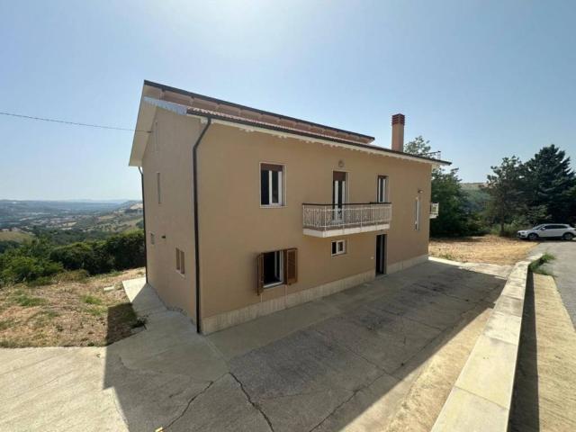 Villa Indipendente in vendita a Castiglione Messer Raimondo, Abruzzo