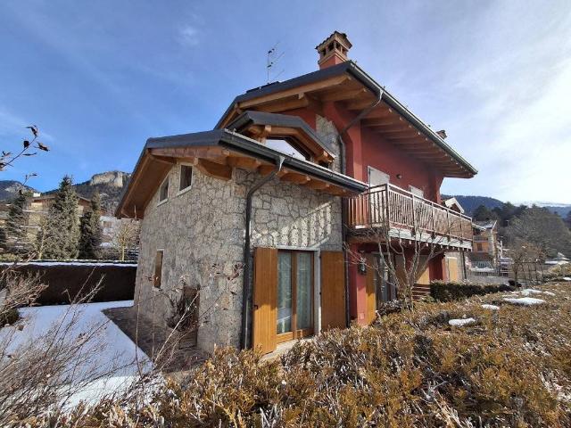 Villa Indipendente in vendita a Dorga, Castione Della Presolana