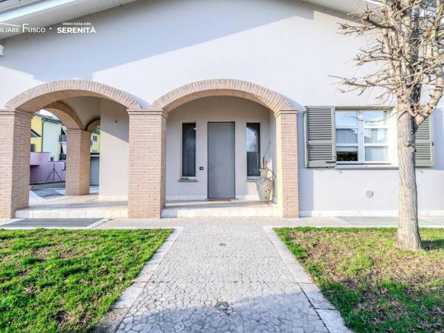 Villa Indipendente in vendita a Castiraga Vidardo, Lombardia