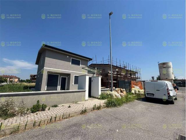 Villa Indipendente in vendita a Melegnano, Lombardia