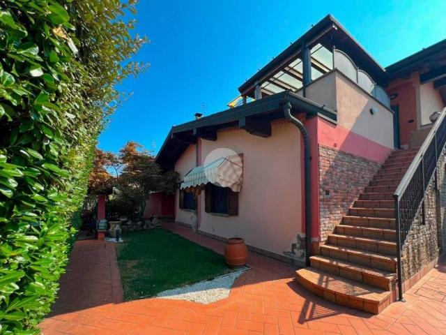 Villa Indipendente in vendita a Castrezzato, Lombardia