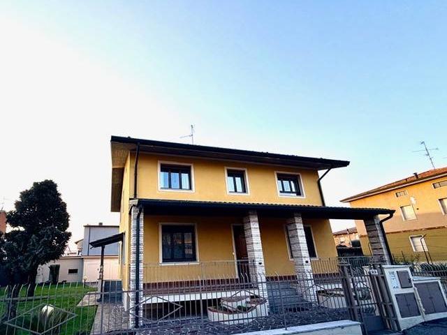Villa Indipendente in vendita a Castrezzato, Lombardia
