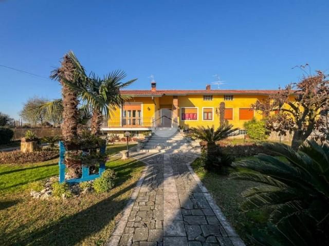 Villa Indipendente in vendita a Castrezzato, Lombardia