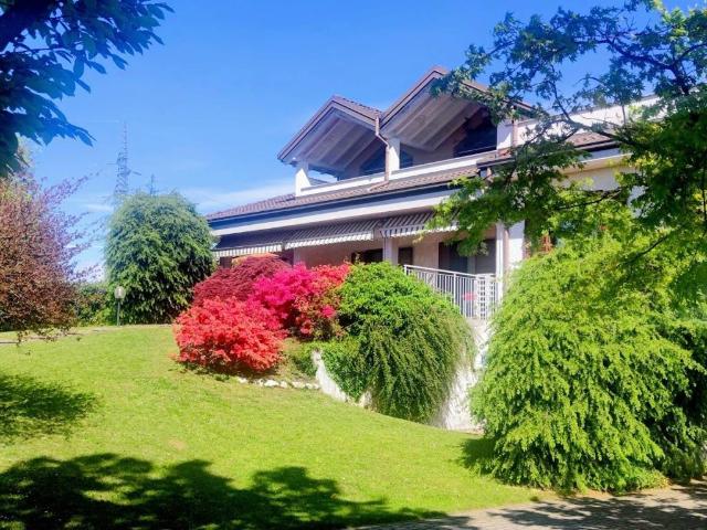 Villa Indipendente in vendita a Castronno, Lombardia