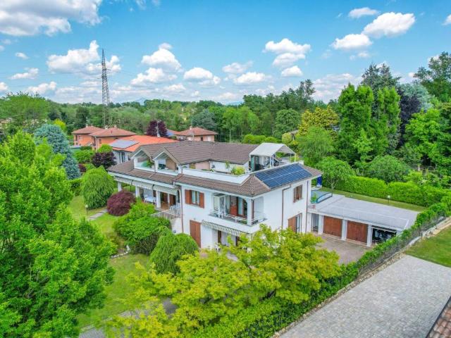 Villa Indipendente in vendita a Castronno, Lombardia