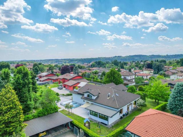 Villa Indipendente in vendita a Castronno, Lombardia