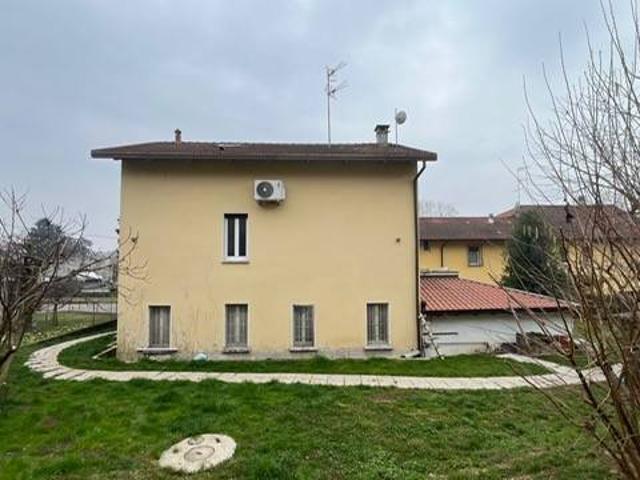 Villa Indipendente in vendita a Castronno, Lombardia