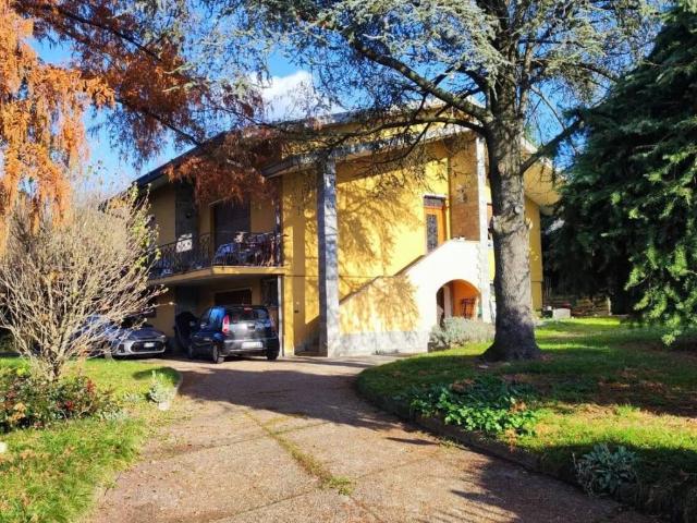 Villa Indipendente in vendita a Castronno, Lombardia