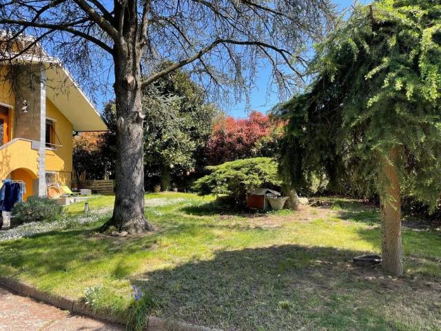 Villa Indipendente in vendita a Castronno, Lombardia