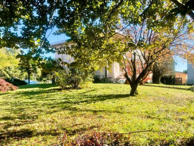 Villa Indipendente in vendita a Castronno, Lombardia