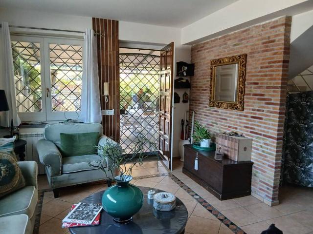Villa Indipendente in vendita a Picanello-Ognina-Barriera-Canalicchio, Catania