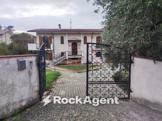 Villa Indipendente in vendita a Catignano, Abruzzo