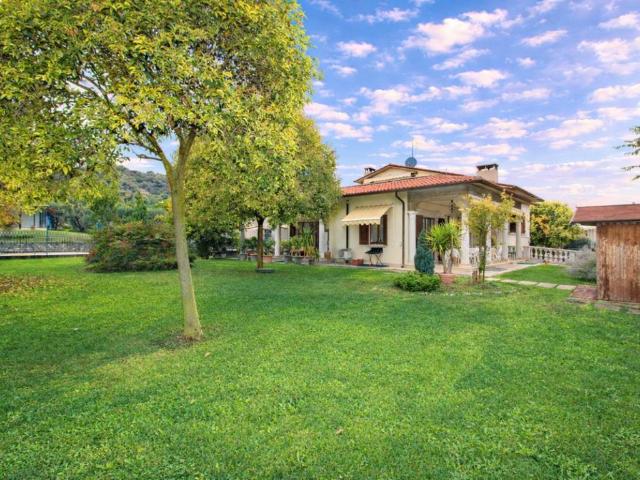 Villa Indipendente in vendita a Cavaion Veronese, Veneto