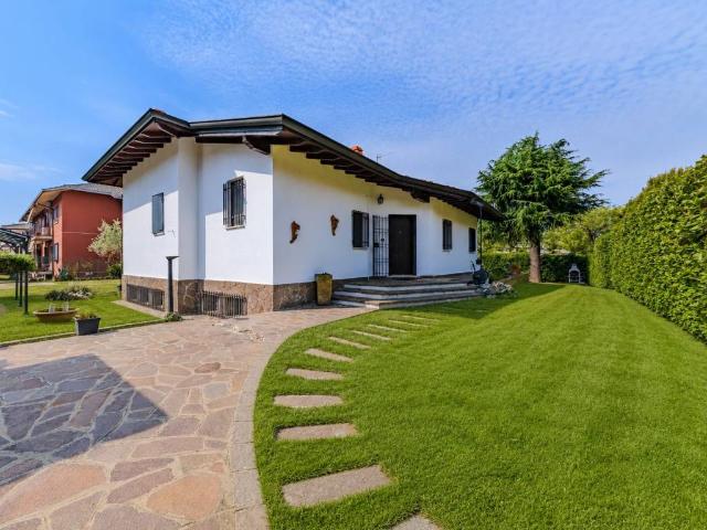 Villa Indipendente in vendita a Cavenago Brianza, Lombardia