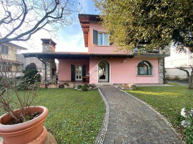 Villa Indipendente in vendita a Cazzago San Martino, Lombardia