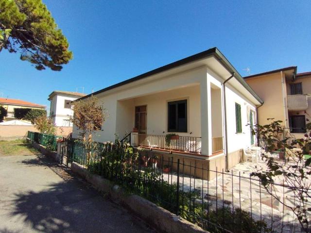 Villa Indipendente in vendita a Marina di Cecina, Cecina