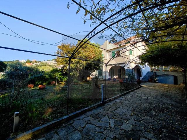 Villa Indipendente in vendita a Costa, Celle Ligure