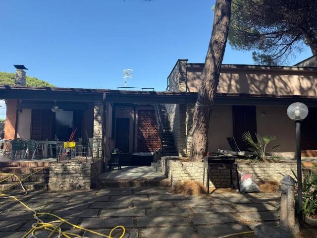 Villa Indipendente in vendita a Baia Domizia, Cellole