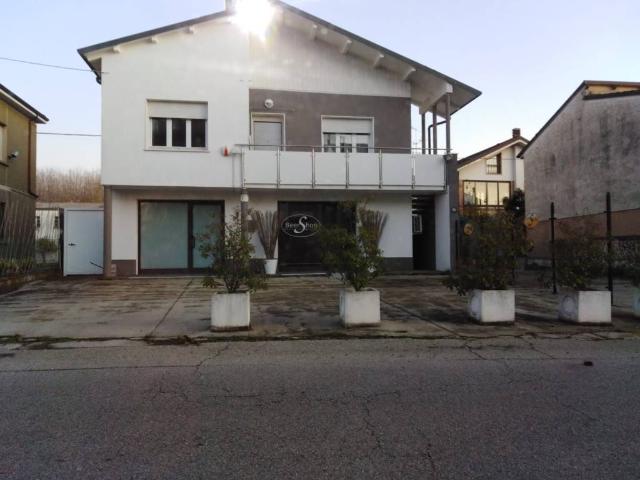 Villa Indipendente in vendita a Unione Alto Ferrarese, Cento