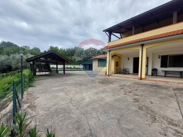 Villa Indipendente in vendita a Ceppaloni, Campania