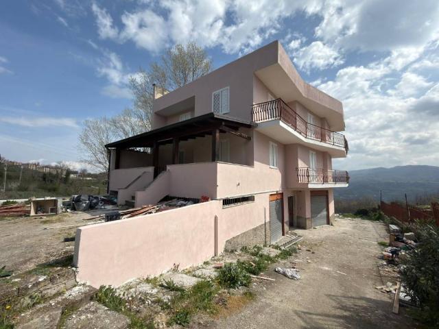 Villa Indipendente in vendita a Ceppaloni, Campania