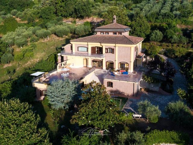 Villa Indipendente in vendita a Ceppaloni, Campania