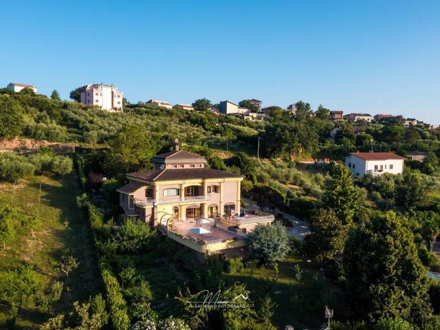 Villa Indipendente in vendita a Ceppaloni, Campania