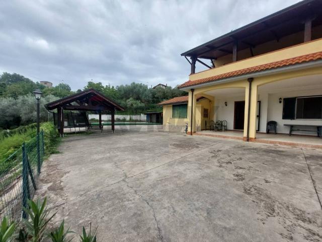 Villa Indipendente in vendita a Ceppaloni, Campania